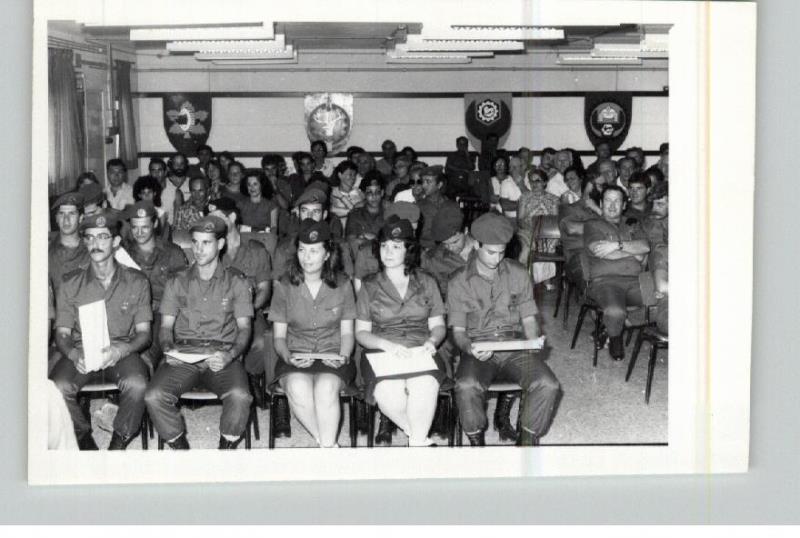תמונה של טקס חלוקת מלגה בפנימייה 28.06.1984
